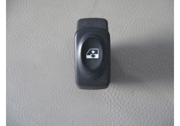 Кнопка регулювання склопідіймачем Renault Clio II, 8200467795